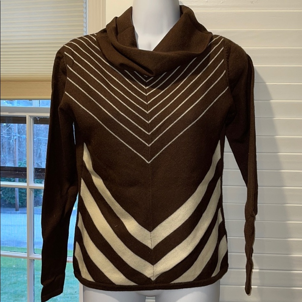 Loose neck brown knitted sweater